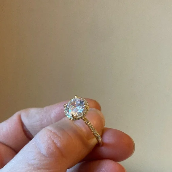 Pretty Bird Jewelry Radiant Gold Women's Ring with Sparkling Centerpiece - Picture 3 of 10